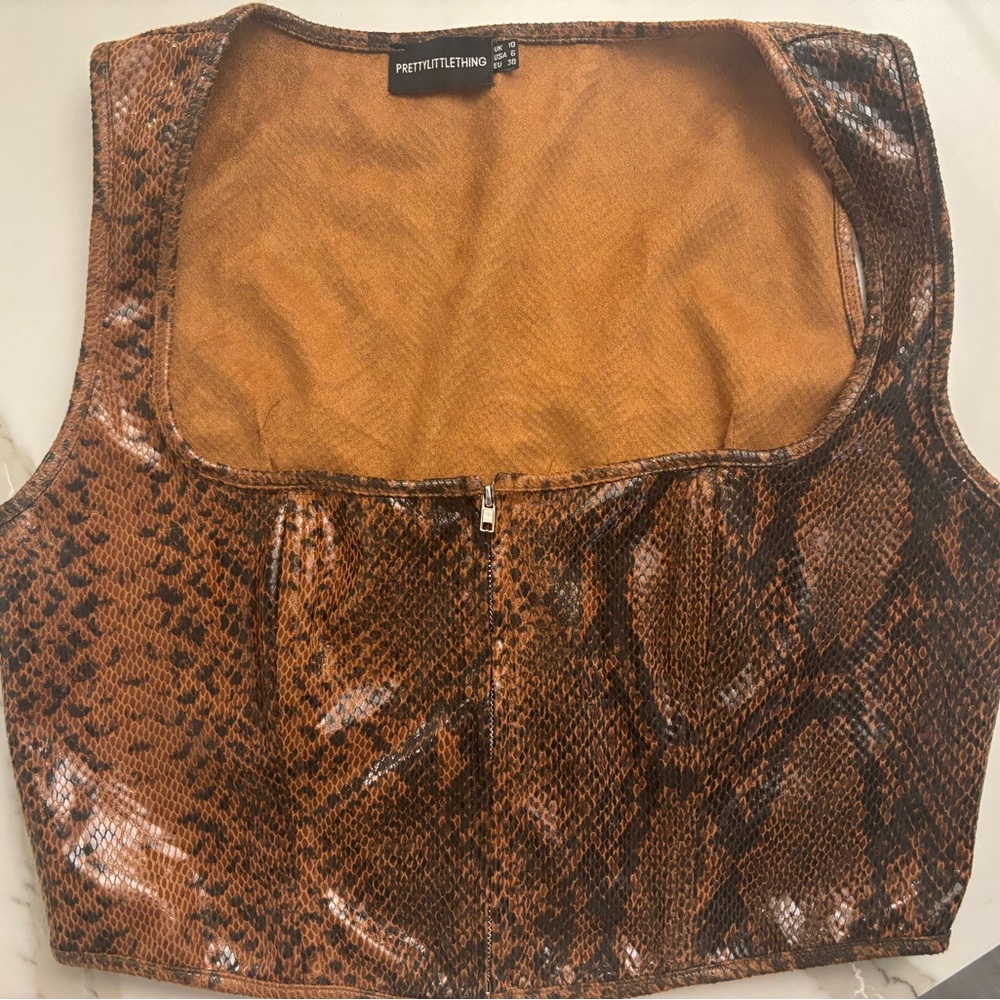 PRETTYLITTLETHING Brown Snakeprint Zip Front Cropped Top